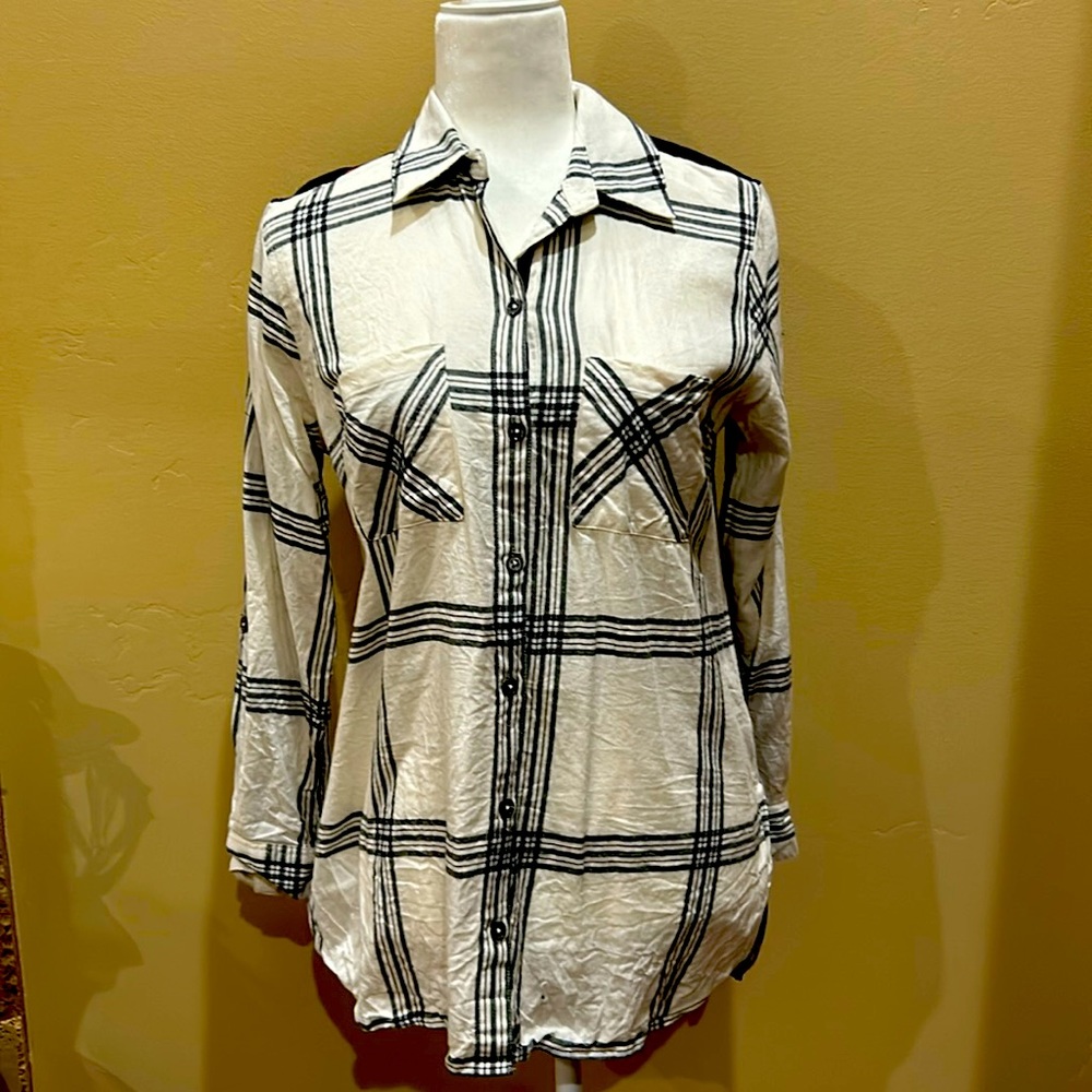 Cute John Mark top. Great with jeans or leggings!